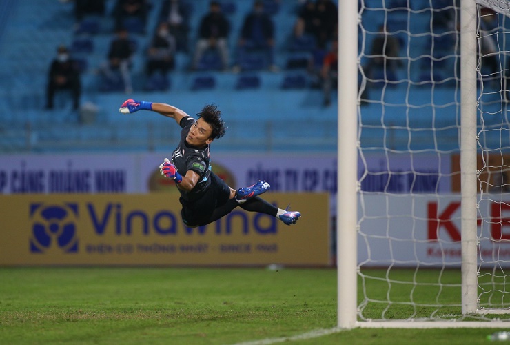 Hanoi football video - Ho Chi Minh City: Strong pressure, goalkeeper Bui Tien Dung scores (V-League round 4) - 1