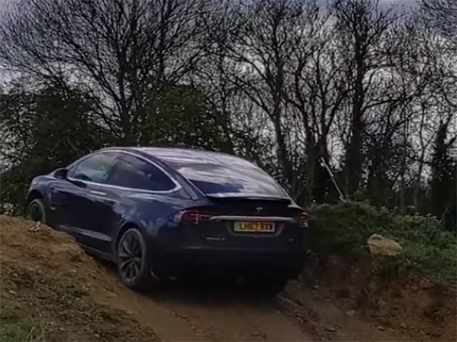 Ô tô - Tesla Model X gây bất ngờ với khả năng off-road