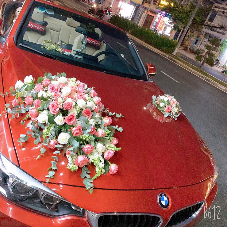 Ngoài 10 tỷ tiền mặt, bố mẹ cô dâu còn tặng 2 vợ chồng chiếc xe trị giá 3 tỷ