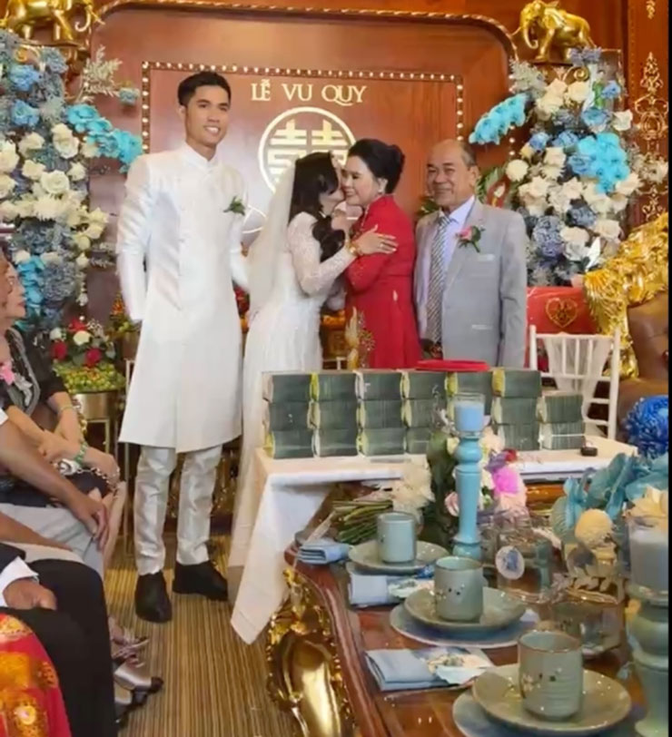 Gia thế "khủng" của cô dâu đeo ngập vàng, nhận hồi môn 10 tỷ và siêu xe trong ngày cưới - 5