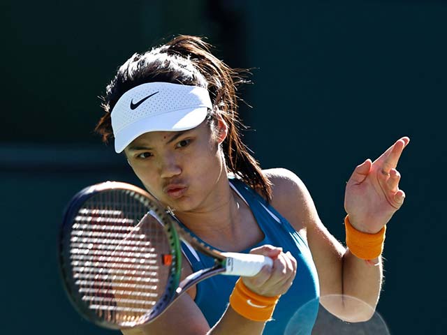 Thể thao - Indian Wells ngày 2: Raducanu thắng vất vả, Murray chạm mốc 700 chiến thắng