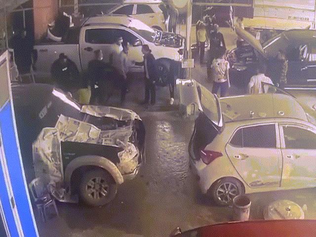 Pháp luật - Clip: Côn đồ xông vào gara ôtô đánh chủ và người làm trọng thương