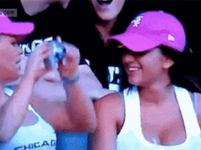 Tranh vui - Những tình huống dở khóc dở cười chỉ vì mải mê "tự sướng"