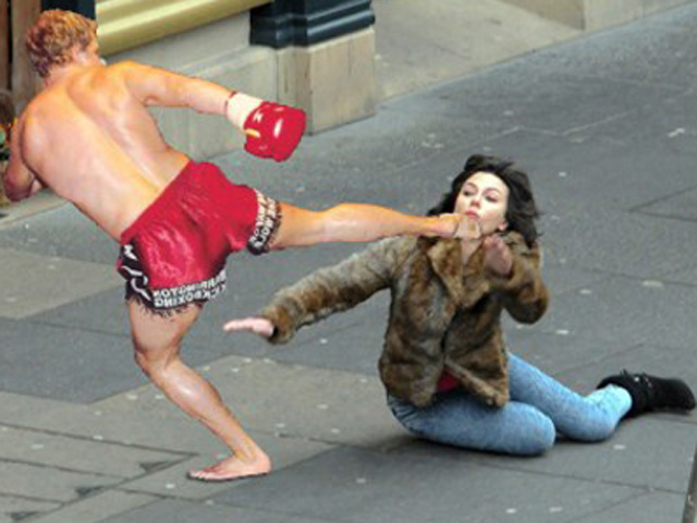 Tranh vui - Người đẹp khóc không thành tiếng với cú trượt chân để đời của mình