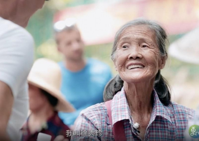 Chân dung cụ bà 77 tuổi tự mày mò học để giao tiếp bằng 11 thứ tiếng - Ảnh: SCMP