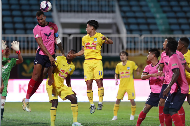 Đội khách Hà Tĩnh chia điểm với HA Gia Lai không bàn thắng và sau đó đến lượt Viettel cầm hòa 2-2 chủ sân Pleiku. Ảnh: ANH HỮU.