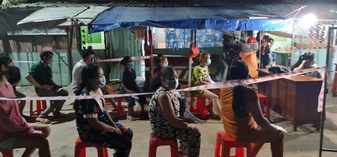 Binh Duong: Going to motel to vaccinate workers overnight - 1