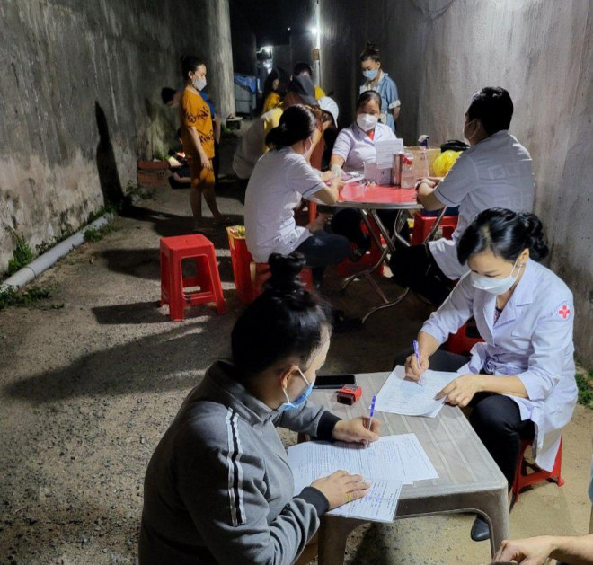 Binh Duong: Going to motel to vaccinate workers overnight - 2