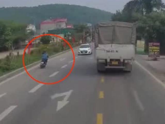 Tin tức trong ngày - Clip: Tháo chạy vì bị ô tô sau bóp còi, nữ tài xế đánh võng tránh tai họa