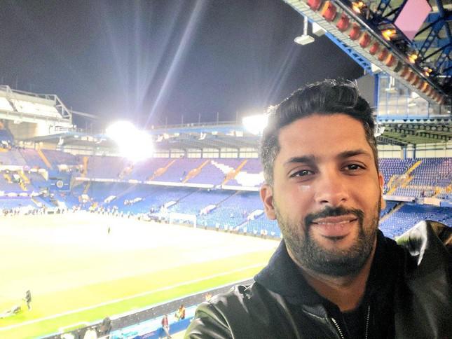 Mohamed Alkhereiji "check in" tại Stamford Bridge