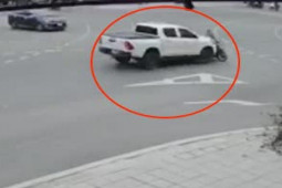 Tin tức trong ngày - Clip: Phóng "bạt mạng", ô tô tông xe máy kinh hoàng