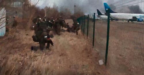 Lính dù Nga tác chiến ở sân bay Ukraine.