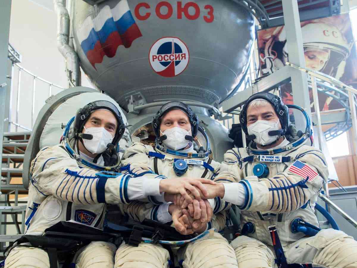 Phi hành gia Mark Vande Hei (ngoài cùng bên phải) chụp ảnh cùng 2 đồng nghiệp Nga (ảnh&nbsp;: Daily Mail)