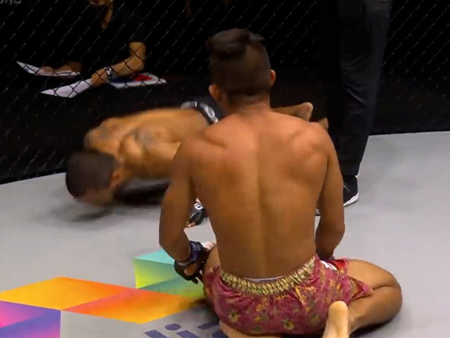 Thể thao - “Dậy sóng” làng MMA: Bị trọng tài xử thua oan ức, võ sĩ hít đất ngay trên sàn