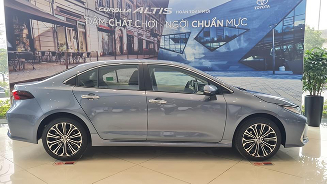 Real Photo Toyota Corolla Altis V New Generation Version at Dealer, Priced Over 760 Million VND - 5