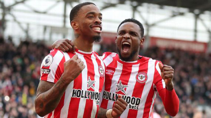 Toney (trái) bùng nổ với 2 bàn thắng cuối trận cho Brentford