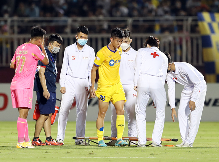 Phan Văn Đức dính chấn thương và rời sân ở hiệp một trận đấu giữa Sài Gòn và SLNA.