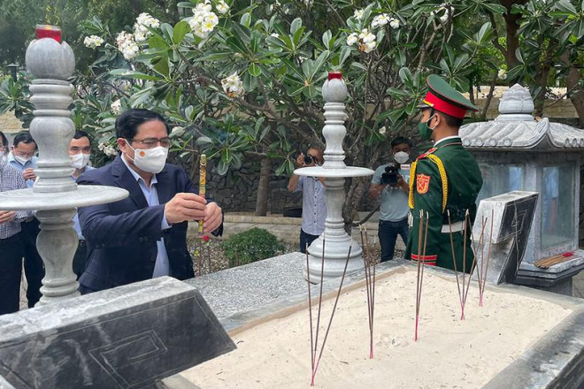 Thủ tướng Phạm Minh Chính dâng hương tưởng niệm 64 liệt sĩ Gạc Ma. Ảnh: NAM AN
