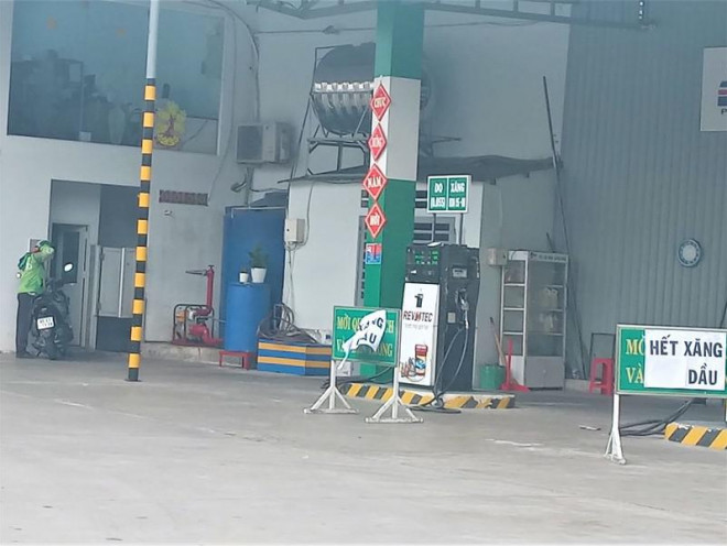 Cửa hàng xăng quận Tân Bình thông báo hết xăng, dầu. ẢNH: TÚ UYÊN
