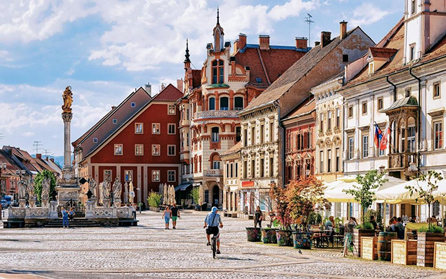 Maribor, Slovenia: Slovenia là một đất nước xinh đẹp rực rỡ đặc biệt là cho các chuyến du lịch gia đình. Hãy đến Maribor, một thành phố xinh xắn với các hoạt động giải trí tích cực phù hợp cho mọi lứa tuổi. Du khách có thể chèo thuyền trên sông Drava vào mùa hè và trượt tuyết ở khu nghỉ mát Pohorje vào mùa đông. 
