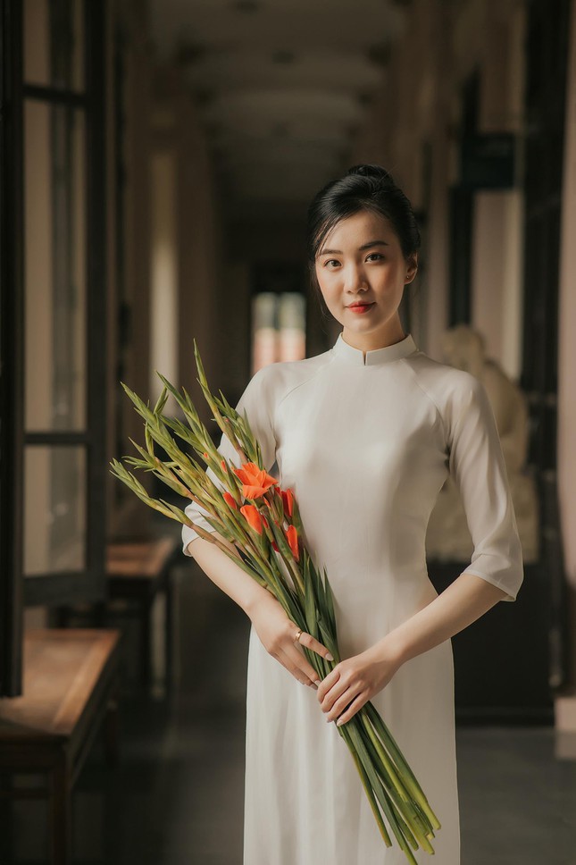 The female student of Hanoi Medical University is graceful in ao dai - 4