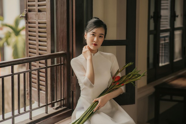 Female student of Hanoi Medical University is graceful in ao dai - 8
