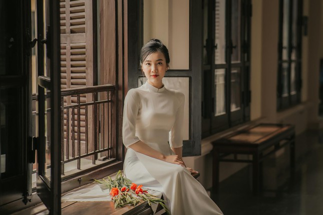 Female student of Hanoi Medical University is graceful in ao dai - 7
