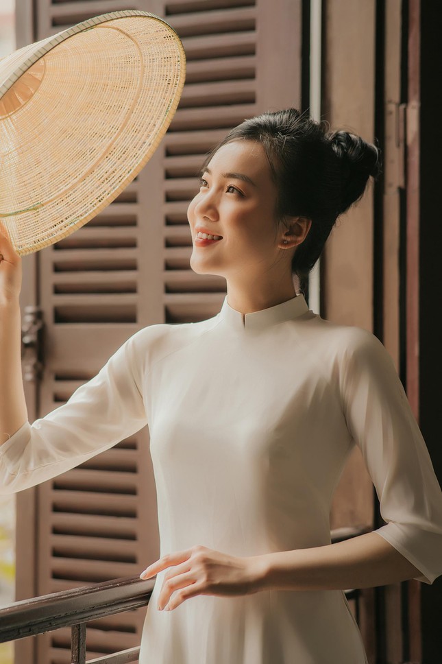The female student of Hanoi Medical University is graceful in ao dai - 1