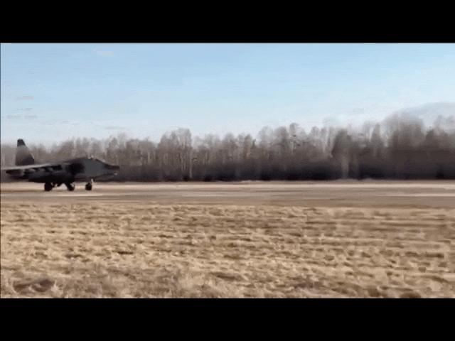 Bộ Quốc phòng Nga tung video ”xe tăng bay” Su-25 phá hủy kho đạn Ukraine ở cự ly gần