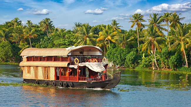 Kerala, Ấn Độ: Kerala mang đến trải nghiệm đầy thú vị cho các gia đình có trẻ nhỏ. Bắt đầu ở Fort Cochin cổ kính, một khu phố nhỏ, thanh bình của Kochi với những khách sạn và nhà hàng tuyệt vời, du khách có thể lênh đênh qua những con sông êm ả trên nhà&nbsp;thuyền làm bằng gỗ và lá cọ.
