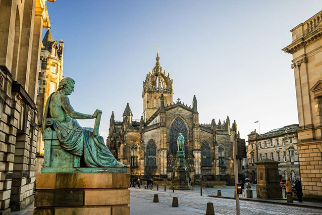 Edinburgh, Scotland: Thủ đô của Scotland nổi bật với 12 lễ hội lớn trong năm. Nếu bạn không đi vào mùa lễ hội, Camera Obscura sẽ tạo ra những bức ảnh gia đình cực ấn tượng và bảo tàng tuổi thơ là nơi chưa bao giờ hết hấp dẫn với bọn trẻ.&nbsp;
