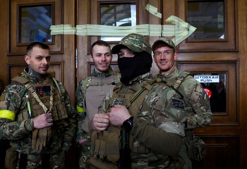 Một nhóm lính tình nguyện nước ngoài xuất hiện ở Ukraine (ảnh: Reuters)