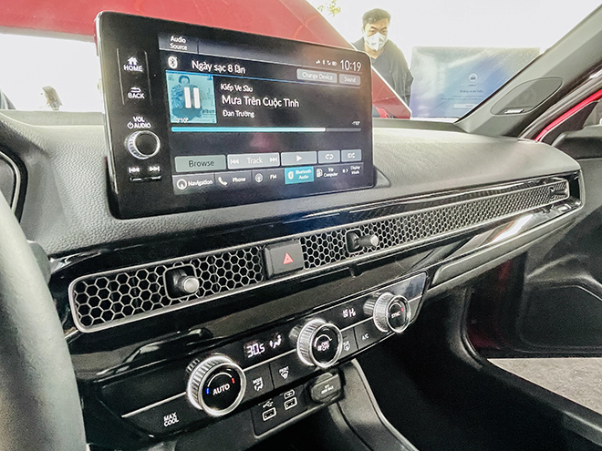 What's special about Honda Connect for the first time on a Civic?  - 6
