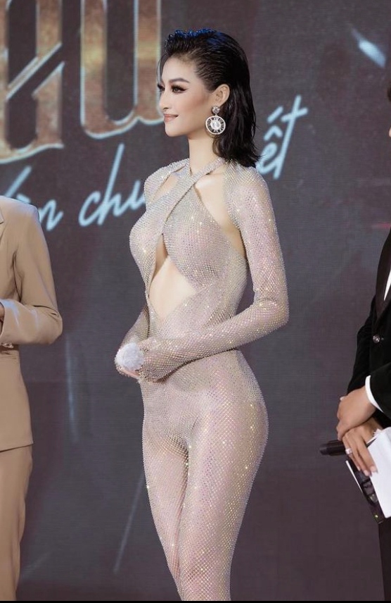The original runner-up from Quang Nam wore a nude skirt in front of thousands of people, showing off her full 'goddess' body.  - 3
