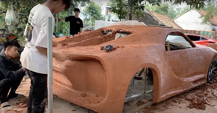 Từ chiếc Toyota Corolla đời 1998, 4 chàng trai đã thực hiện việc tạo hình thân xe bằng đất sét.