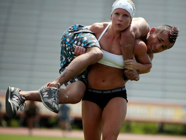 Tranh vui - Những hành động khó tin của các người đẹp khiến cánh mày râu trầm trồ