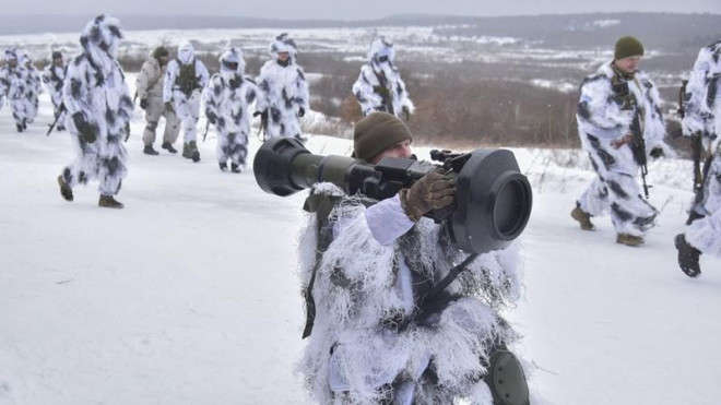 Binh sĩ Ukraine tập trận với tên lửa chống tăng NLAW tại bãi tập ở TP Yavorov, ngày 28-1. Ảnh: AP