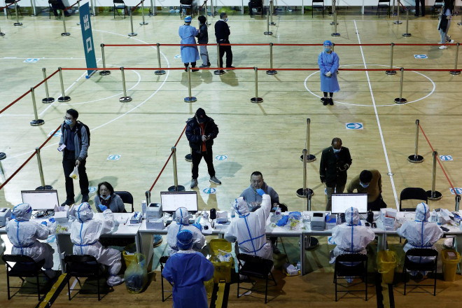 Nhân viên y tế lấy mẫu xét nghiệm người dân tại TP Thượng Hải - Trung Quốc hôm 14-3 Ảnh: REUTERS