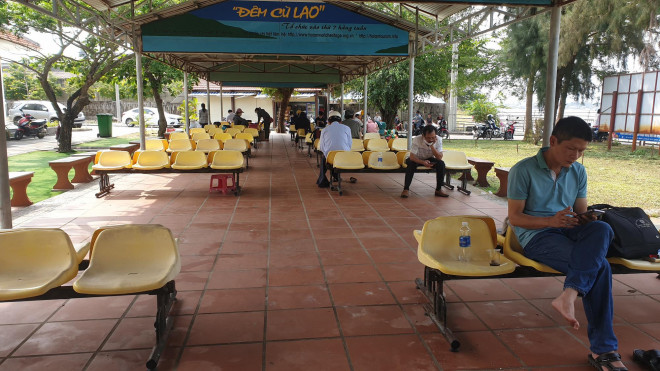 Tại bến Cửa Đại, nhiều phương tiện không thể xuất bến, người dân, du khách đành phải ngồi chờ