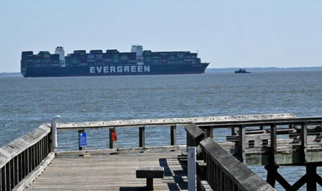 Tàu container dài 334 mét mắc cạn ở Mỹ - 1