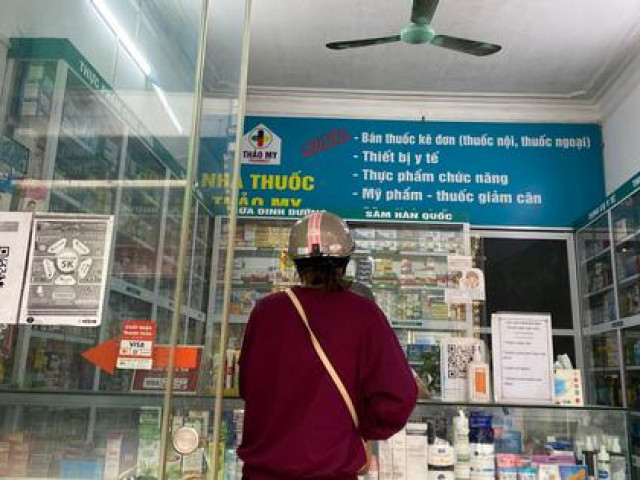 Thị trường - Tiêu dùng - Sau kit test, nước súc miệng, "thuốc" ho cũng rơi cảnh khan hàng vì số F0 tăng ‘chóng mặt’