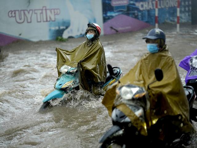 Đại lộ Thăng Long ngập kinh hoàng sau trận mưa lớn