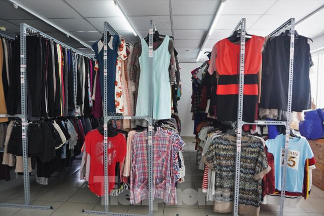 Khu phân loại quần áo tại kho của dự án Reshare nằm trong chung cư thuộc phường Linh Đông, TP Thủ Đức.