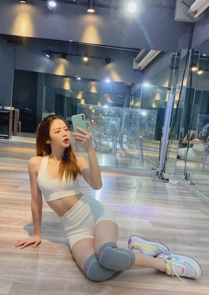 "Ex-love Trinh Thang Binh"  show off her flat stomach, slim waist, but attention is focused on her bust 1 - 9
