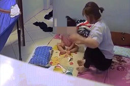 Tin tức trong ngày - CLIP: Sốc với bảo mẫu liên tục đánh đập, ép bé 11 tháng tuổi ăn lại cháo vừa nôn