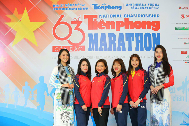 Dàn người đẹp, VĐV tham dự buổi họp báo Tiền Phong Marathon sáng 15/3 tại Hà Nội