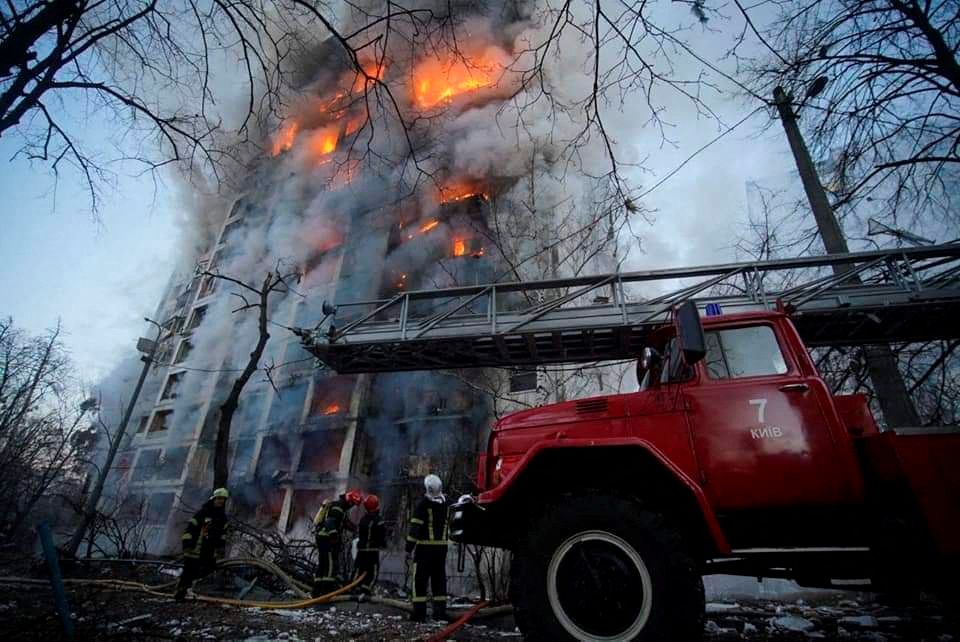 Tòa nhà ở Kiev bốc cháy do trúng pháo kích (ảnh: CNN)