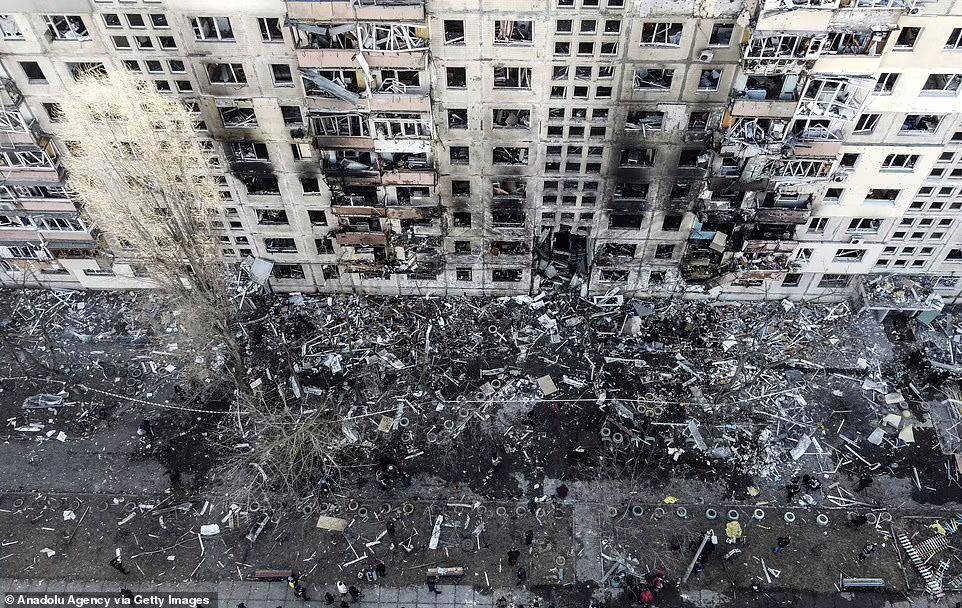Tòa nhà ở Kiev cháy sém do trúng pháo kích (ảnh: CNN)