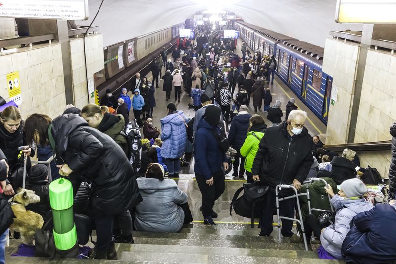 Người dân Kiev dọn đồ ra một ga tàu điện ngầm để trú ẩn, tránh bom rơi đạn lạc. Ảnh: Getty