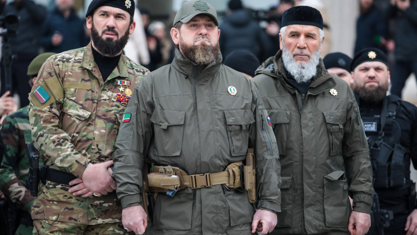 Lãnh đạo CH Chechnya, Ramzan Kadyrov (giữa).